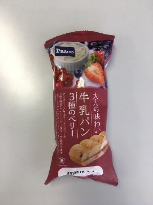 大人の味わい牛乳パン　３種のベリー