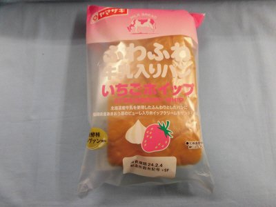 ふわふわ牛乳入りパン（いちごホイップ）