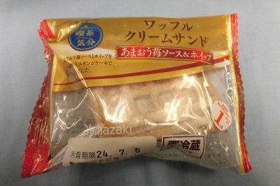 ワッフルクリームサンド（あまおう苺ソース＆ホイップ）