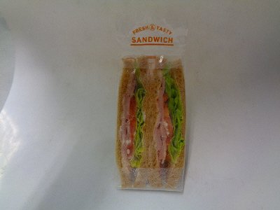 全粒粉入りパンのBLTサンド