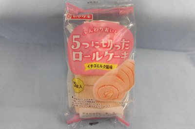 ５つに切ったロールケーキ（イチゴミルク風味）