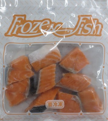 （冷凍食品）ふぞろいの甘口サーモン切身（骨とり）