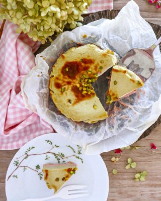 Cミルク濃厚バスクチーズケーキ（ピスタチオいちご）