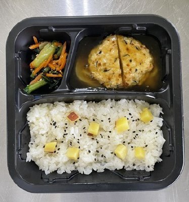 豆腐ハンバーグとさつまいもおこわ弁当