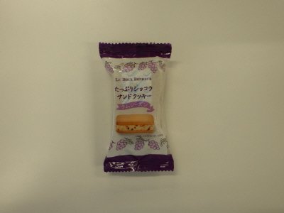 たっぷりショコラサンドクッキーラムレーズン入