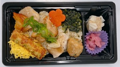 彩り6種具材の塩だれ焼鳥重（押麦入り）