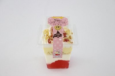 ５層のレアチーズベリーパフェ