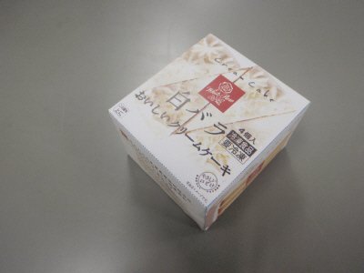 白バラ　おいしいクリームケーキ