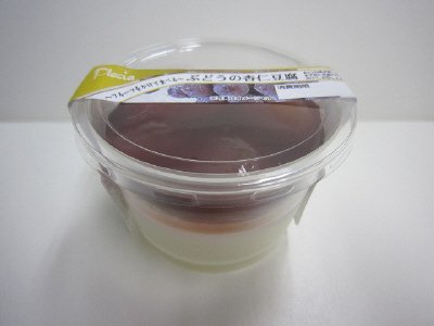 フルーツをかけて食べる　ぶどうの杏仁豆腐