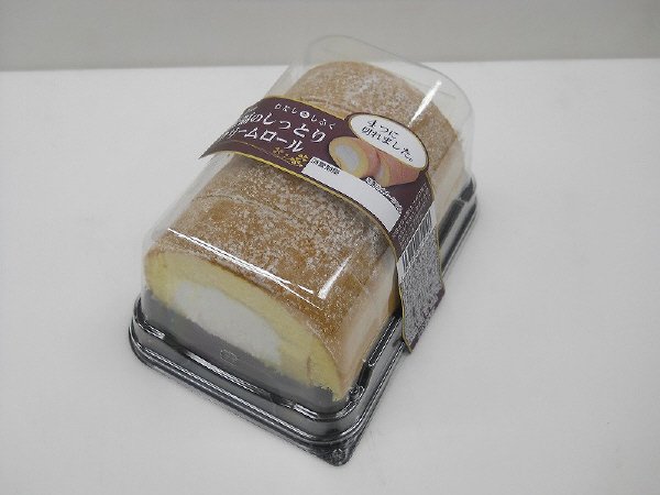 ４つに切れてるしっとりクリームロール