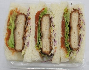 野菜と食べるチキンサンド