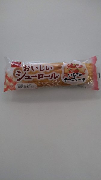 おいしいシューロール　いちごのチーズケーキ