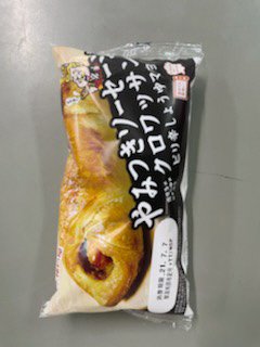 やみつきソーセージクロワッサン　ピリ辛しょうゆマヨ