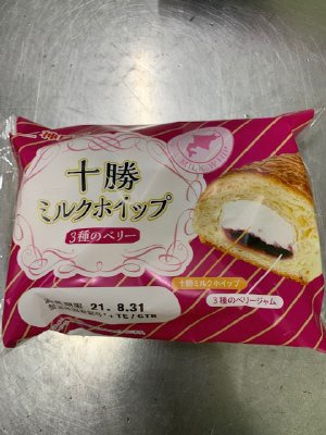 十勝ミルクホイップ（３種のベリー）