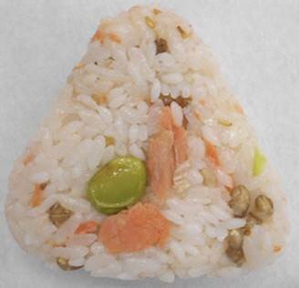 もち麦入りおにぎり　紅鮭枝豆