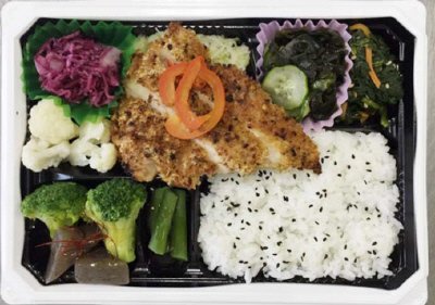 チキンの香草焼と多種野菜弁当