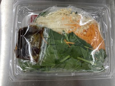 ほうれん草を味わう！黒胡椒香る人参しりしり（お米育ち豚使用）