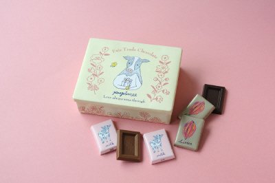 フェアトレードチョコ　イラスト缶　ウシさん２０２３　オーガニックミルク＆オーガニックビター