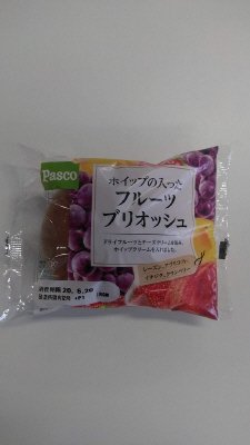 ホイップの入ったフルーツブリオッシュ