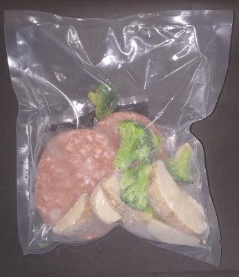 ステーキソースの煮込み牛肉ハンバーグ（野菜添え）