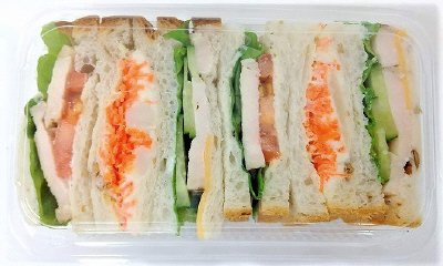 低温調理チキンのライ麦パンサンド